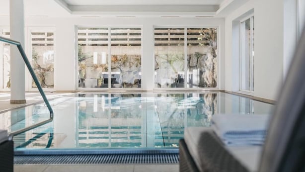 Una piscina cubierta