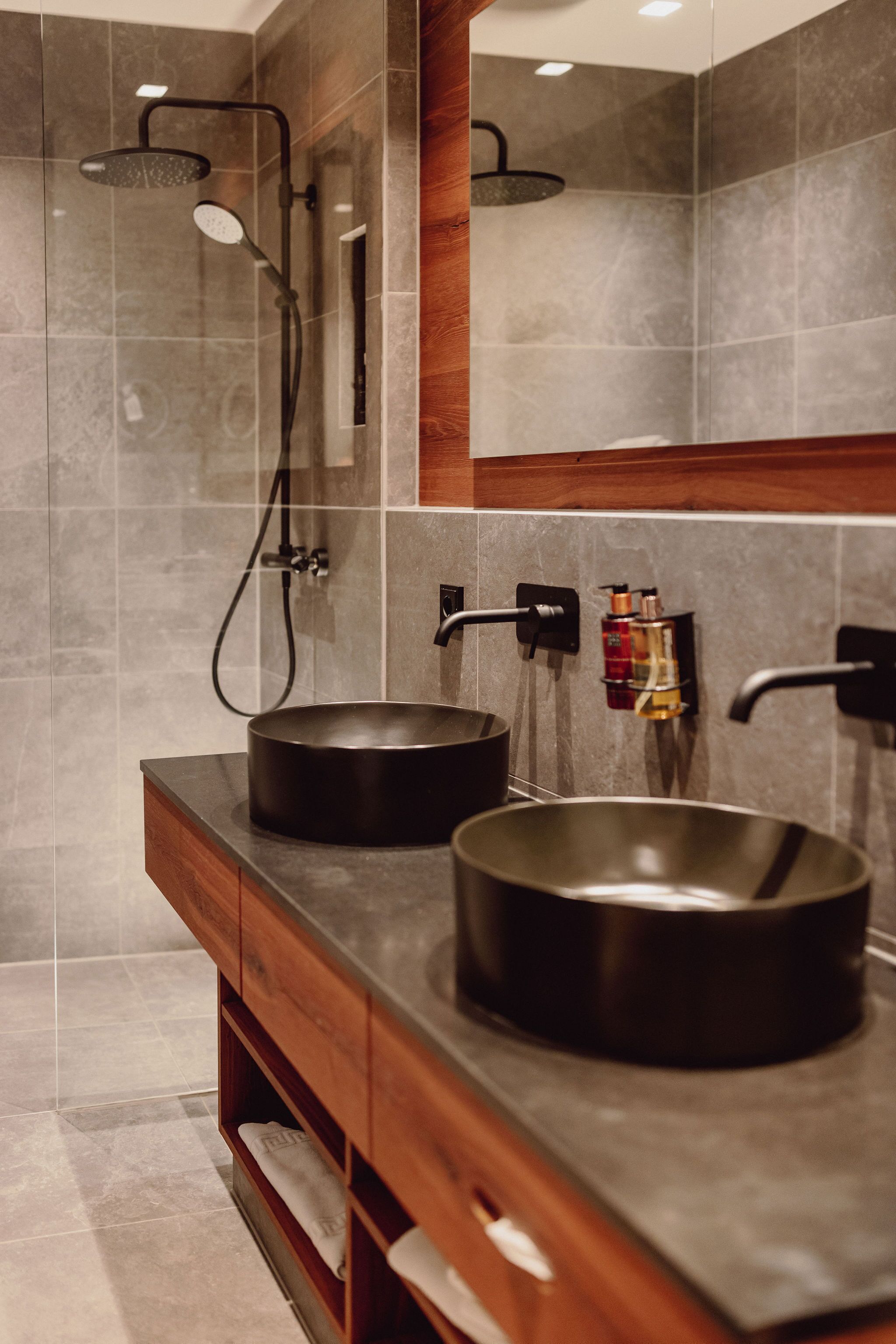 classic apartment, balcony (70 eur cleaning fee) | bathroom | free toiletries, hair dryer, bathrobes, slippers