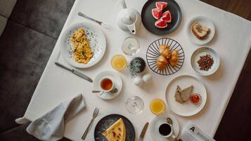 Petit déjeuner buffet (27 EUR par personne)