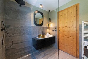 Comfort Double Room | Bathroom | Separate bathtub and shower, deep-soaking bathtub, free toiletries - Erica Wellness and Vitality Hotel (Nova Ponente)