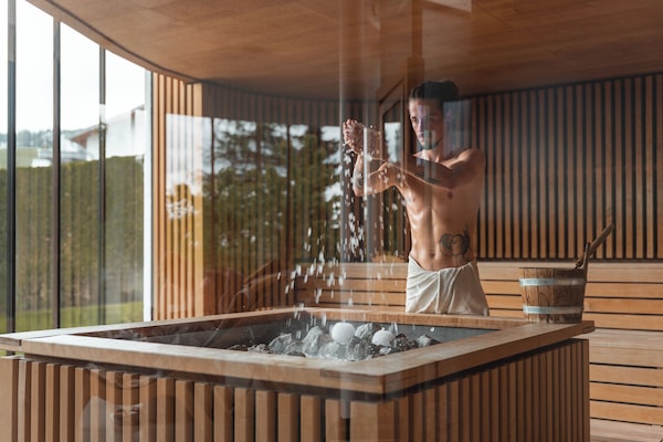 Behandelingskamers voor koppels, een sauna, een bubbelbad, een stoombad