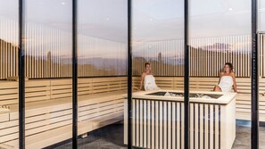 Salas de tratamiento para parejas, sauna y tina de hidromasaje 