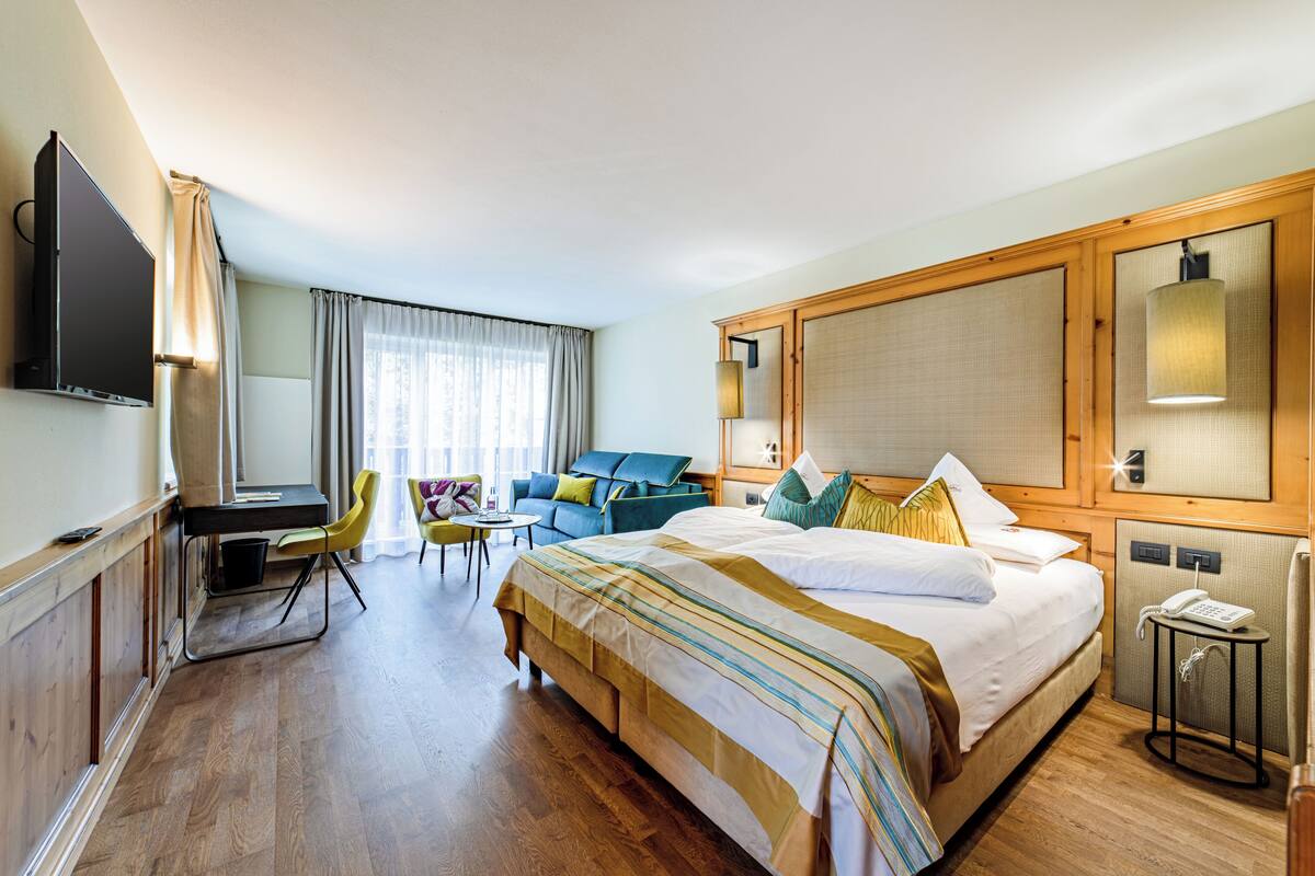 Superior Double Room | Peralatan tempat tidur premium, bar mini, peti besi dalam bilik