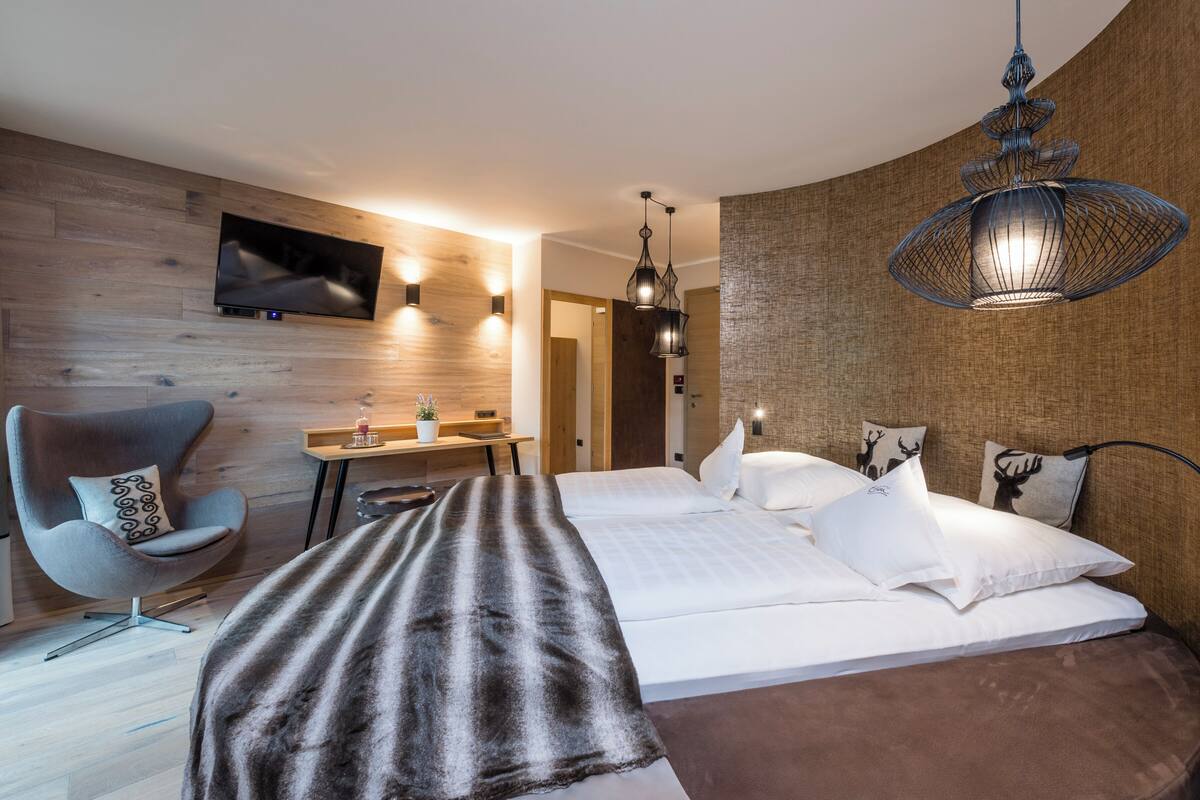 Comfort Room (Erica) | Peralatan tempat tidur premium, bar mini, peti besi dalam bilik