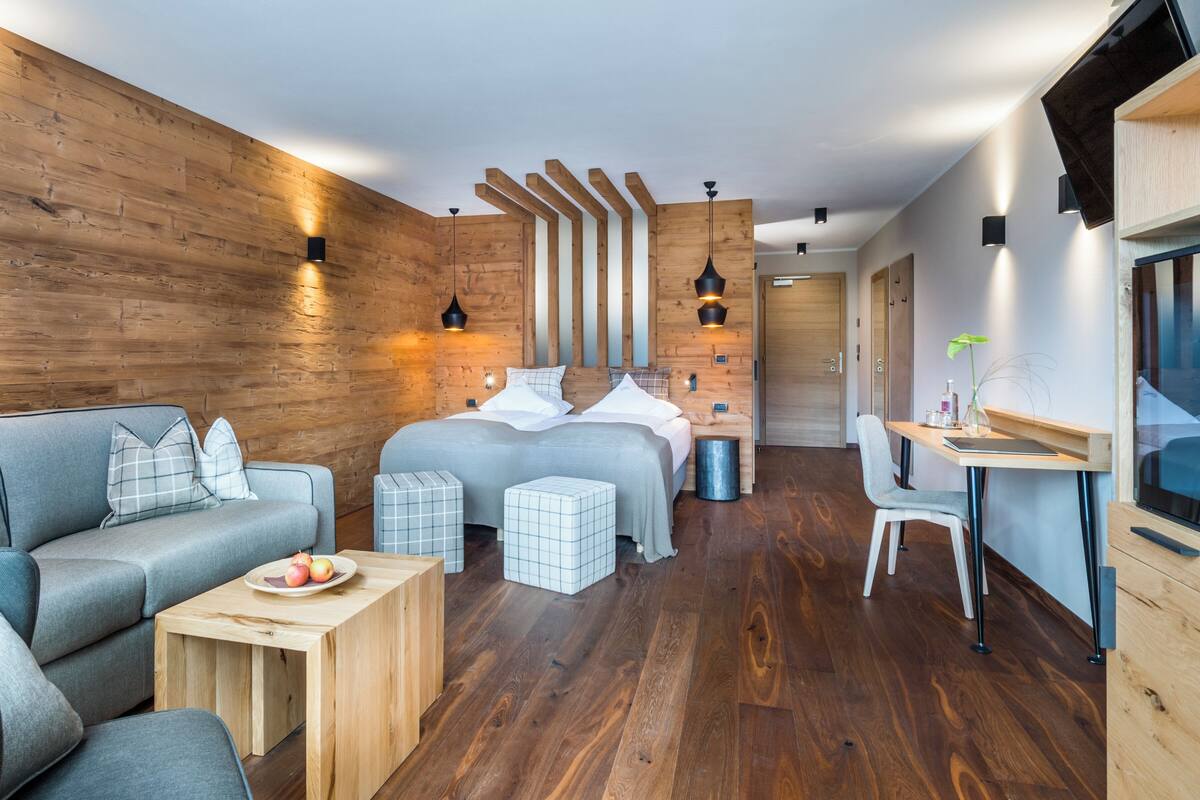 Suite (Dolomit) | Peralatan tempat tidur premium, bar mini, peti besi dalam bilik