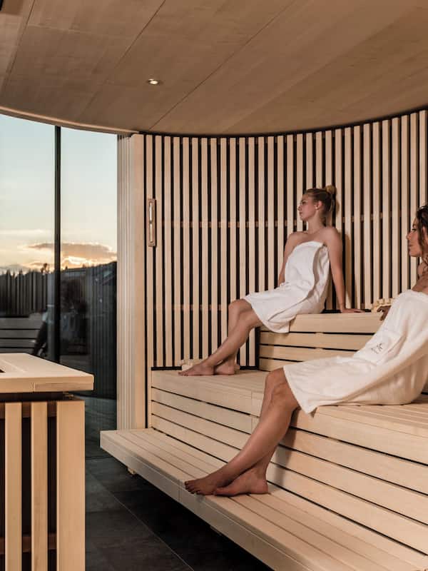 Salas de tratamiento para parejas, un sauna, una bañera de hidromasaje