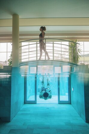 Piscine intérieure, 2 piscines extérieures, chaises longues