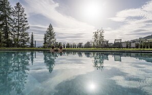 Piscine couverte, 2 piscines extérieures, chaises longues