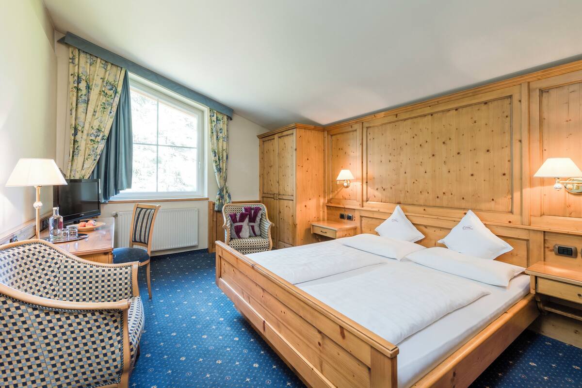 Double Room (Schlern) | Peralatan tempat tidur premium, bar mini, peti besi dalam bilik