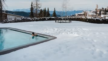 Innenpool, 2 Außenpools, Liegestühle