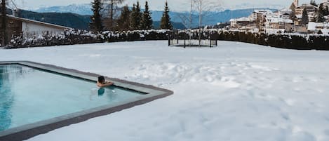 Indoor pool, 2 outdoor pools, pool loungers