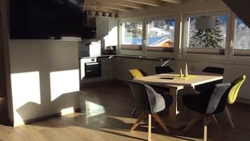 Deluxe Apartment, 2 Bedrooms, Mountain View, Mountainside | Living area | TV