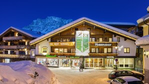 Un hôtel qui propose un service de location de matériel de ski, un restaurant et un café.