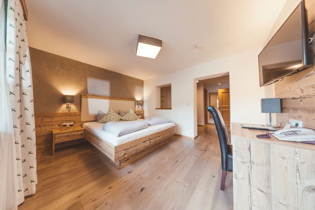 Deluxe Double Room, Balcony (Alpin) | In-room safe, desk, blackout drapes, WiFi (free)