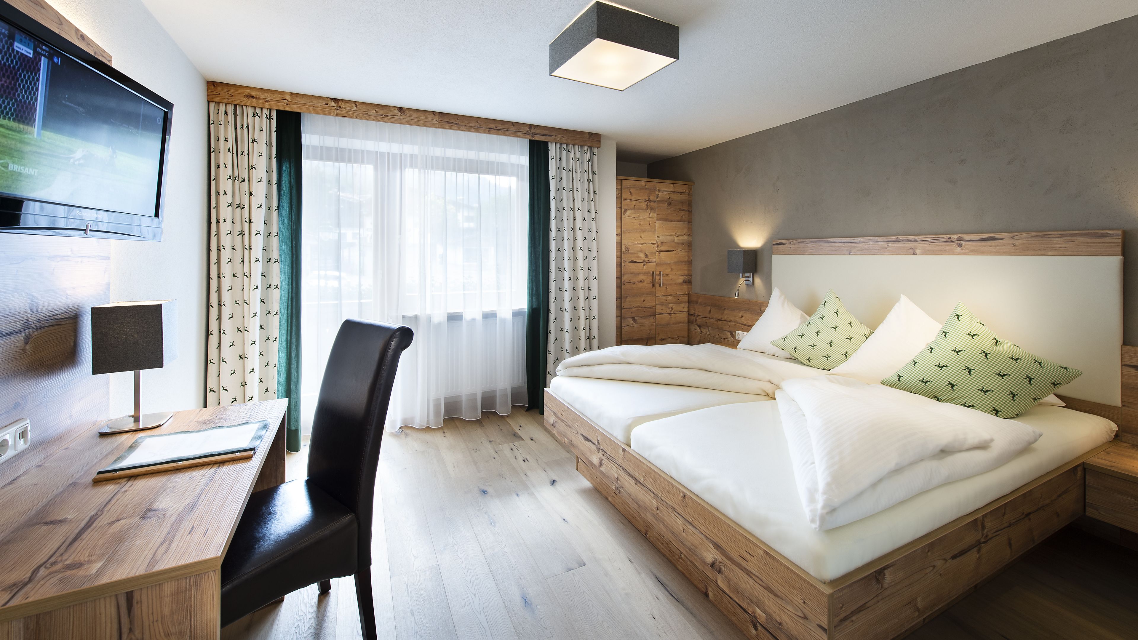 in-room safe, desk, soundproofing, free wifi