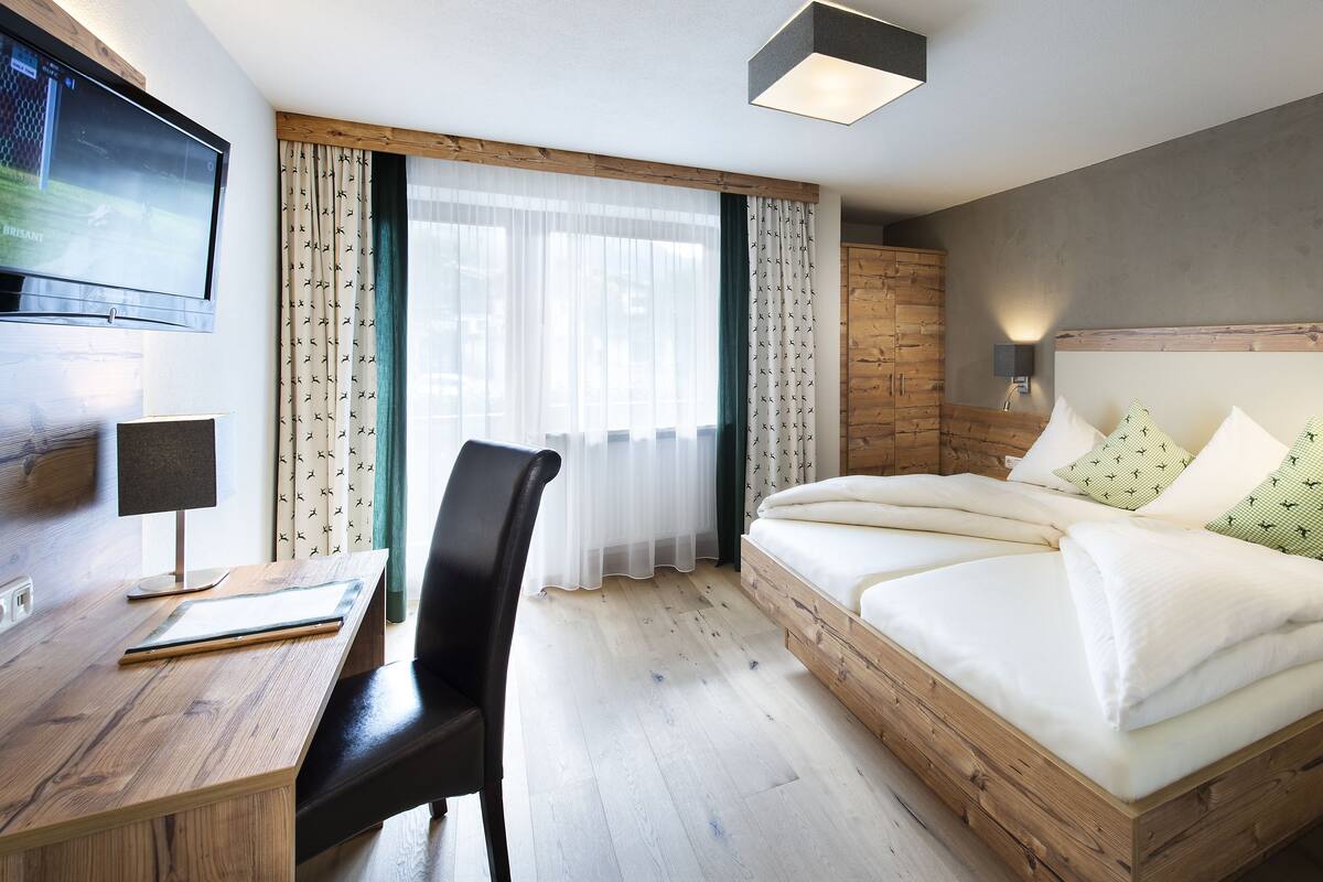 in-room safe, desk, soundproofing, free wifi