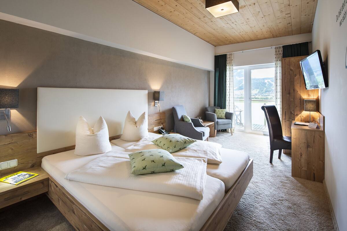 deluxe double room, balcony (alpin) | in-room safe, desk, soundproofing, free wifi