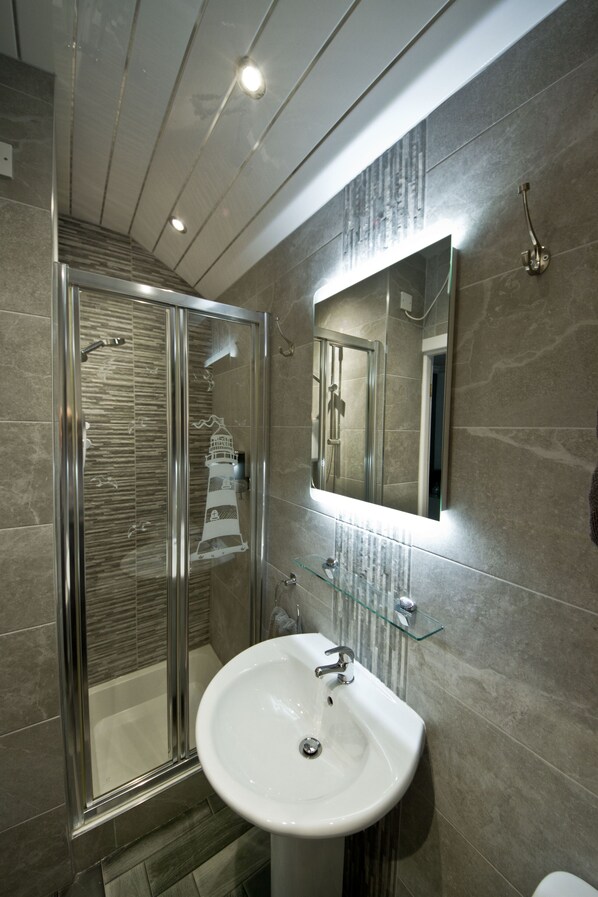 Superior driepersoonskamer (Room 8) | Badkamer | Een haardroger, handdoeken