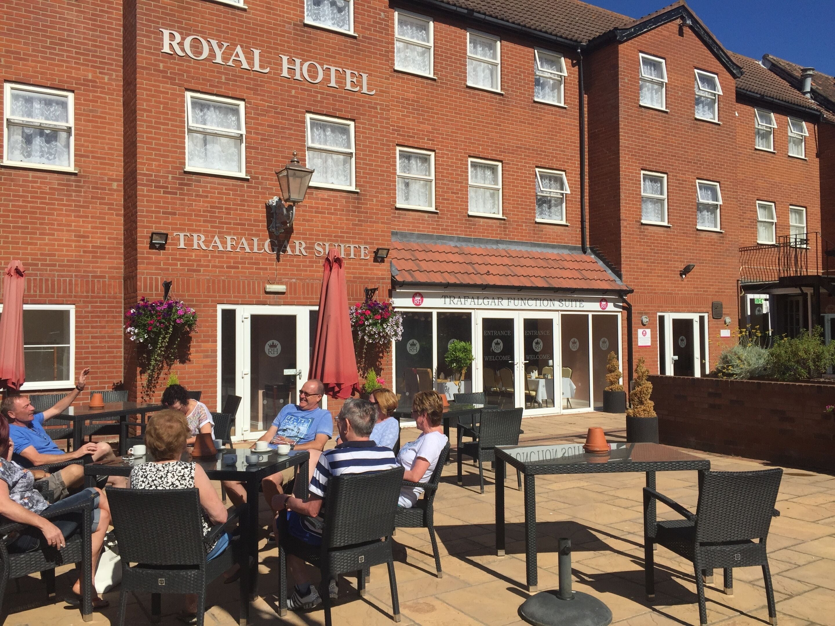 Hotel Royal con asientos al aire libre y entrada a la Suite Trafalgar.