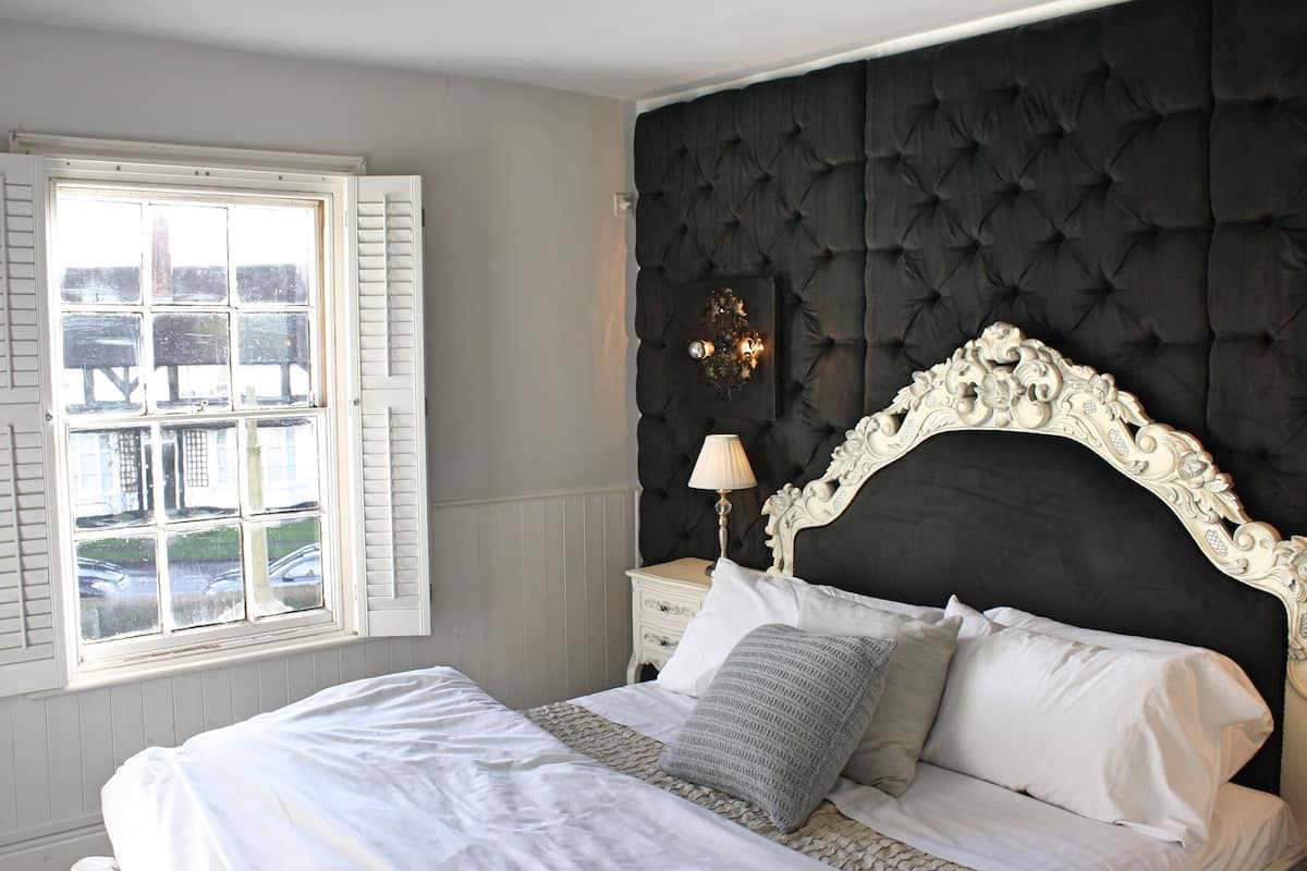 Double Room, Ensuite (Voile Rouge Room)
