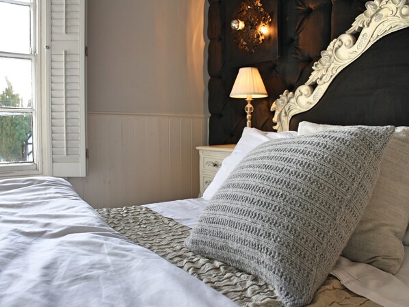 Double Room, Ensuite (Voile Rouge Room)