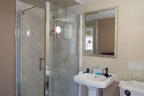 Decoración personalizada, muebles diferentes y escritorio 
