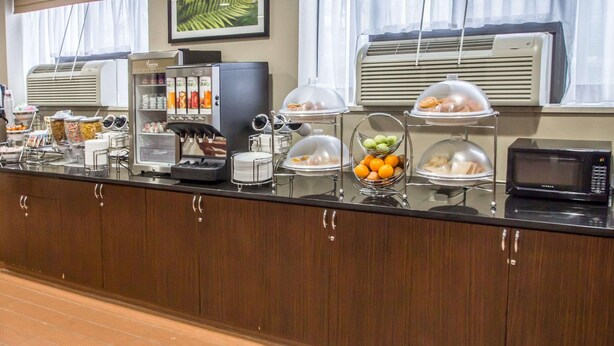 Un comptoir de buffet proposant divers plats, un espace dédié au café et un four à micro-ondes.