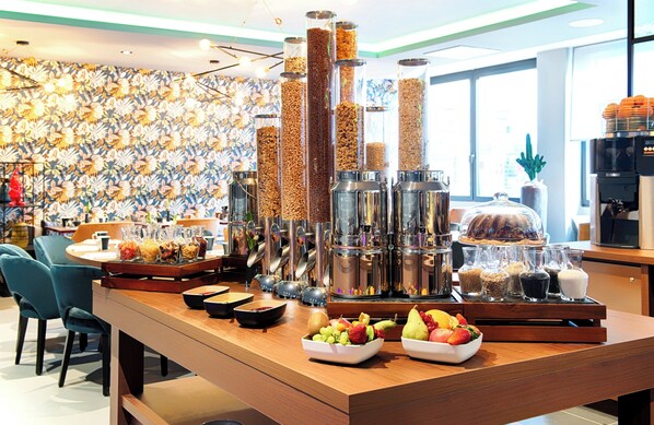 Buffet breakfast for a fee on weekdays