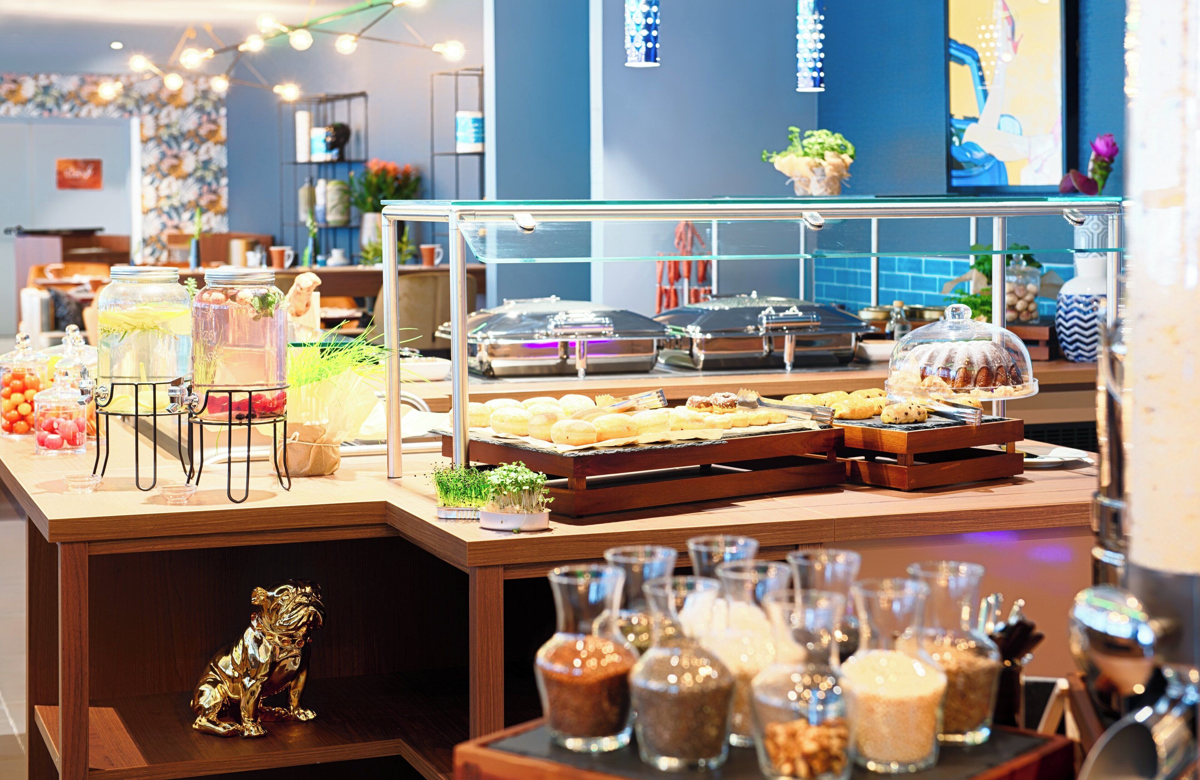 buffet breakfast on weekdays (eur 20 per person)
