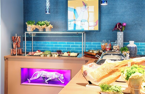 Café da manhã com buffet durante a semana (EUR 20 por pessoa) 