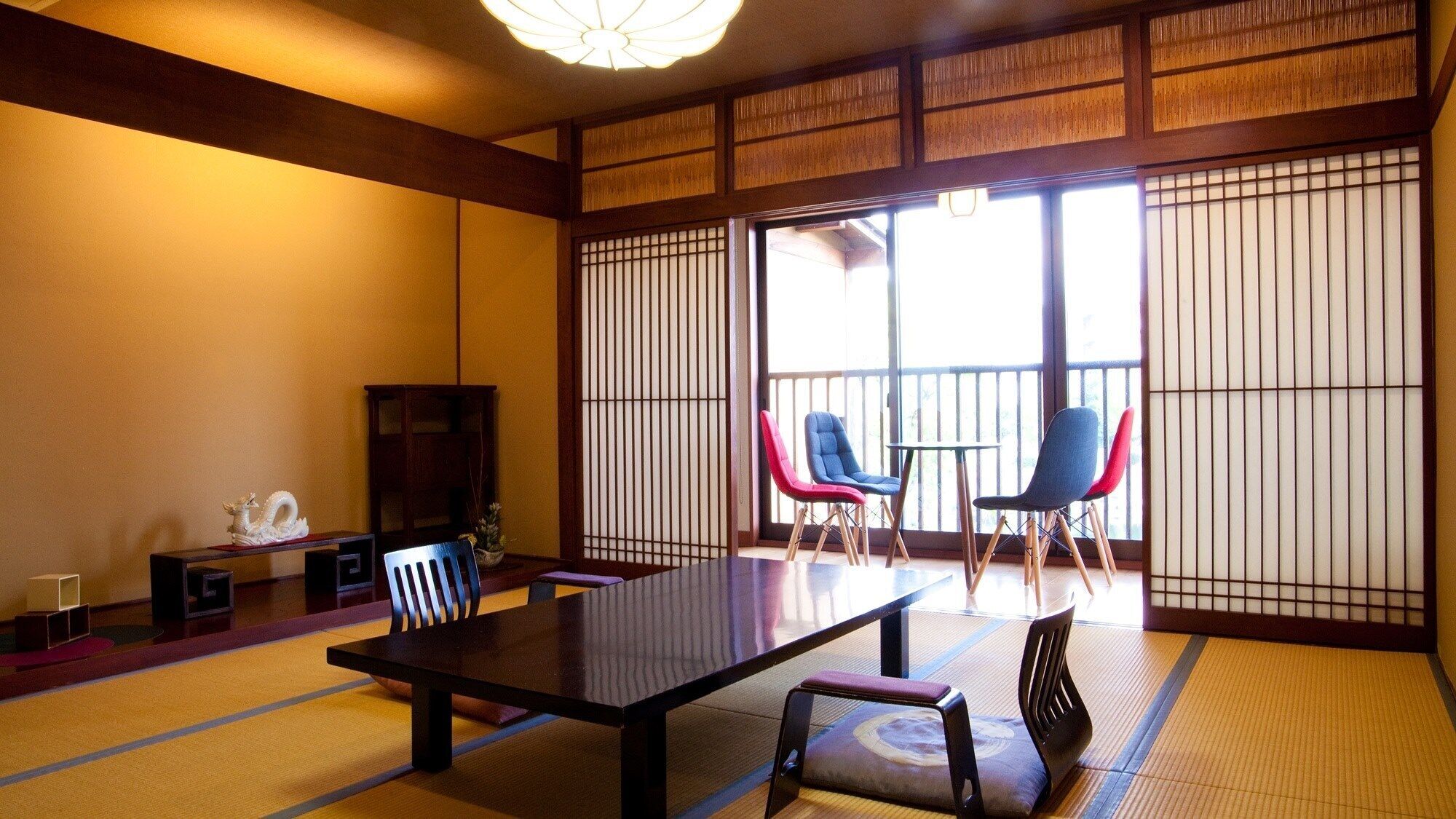Een traditionele Japanse kamer met tatami vloeren, een lage tafel en schuifdeuren.