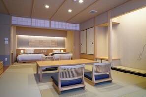 Chambre Luxe, plusieurs lits | Coin séjour