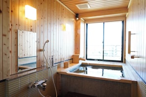 Chambre Familiale, plusieurs lits | Salle de bain | Sèche-cheveux, chaussons, toilettes avec bidet électronique