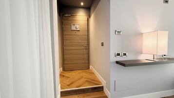 Suite Junior, 1 letto king (Sofabed is a double bed) | Copriletto in piuma, minibar, una cassaforte in camera, una scrivania