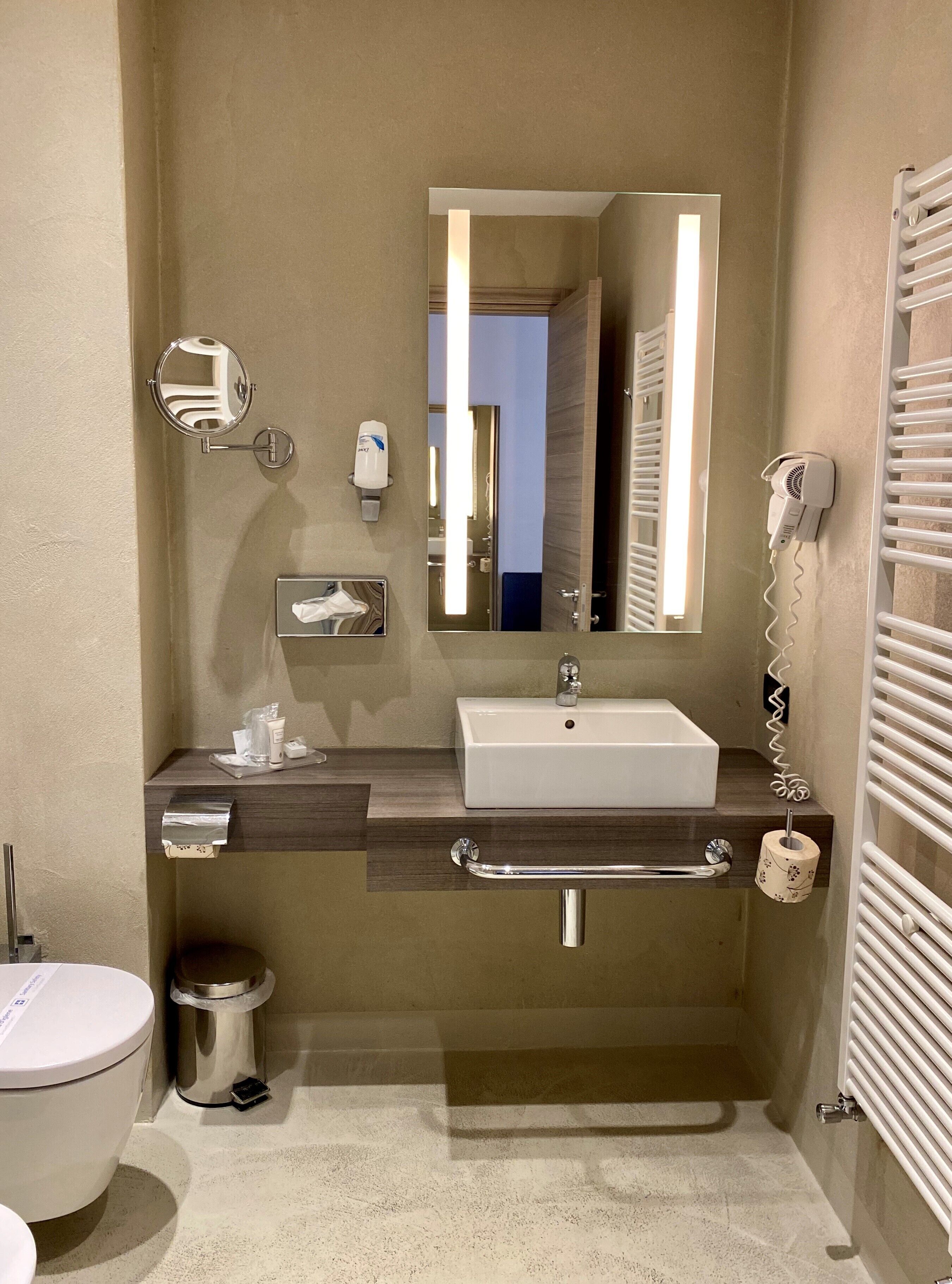 shower, free toiletries, bidet, towels