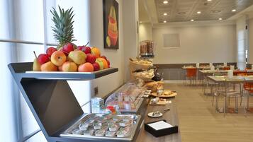 Colazione a buffet, servita tutte le mattine (15.00 EUR a persona)