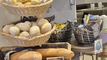 每日供應自助早餐 (每人 EUR15.00)