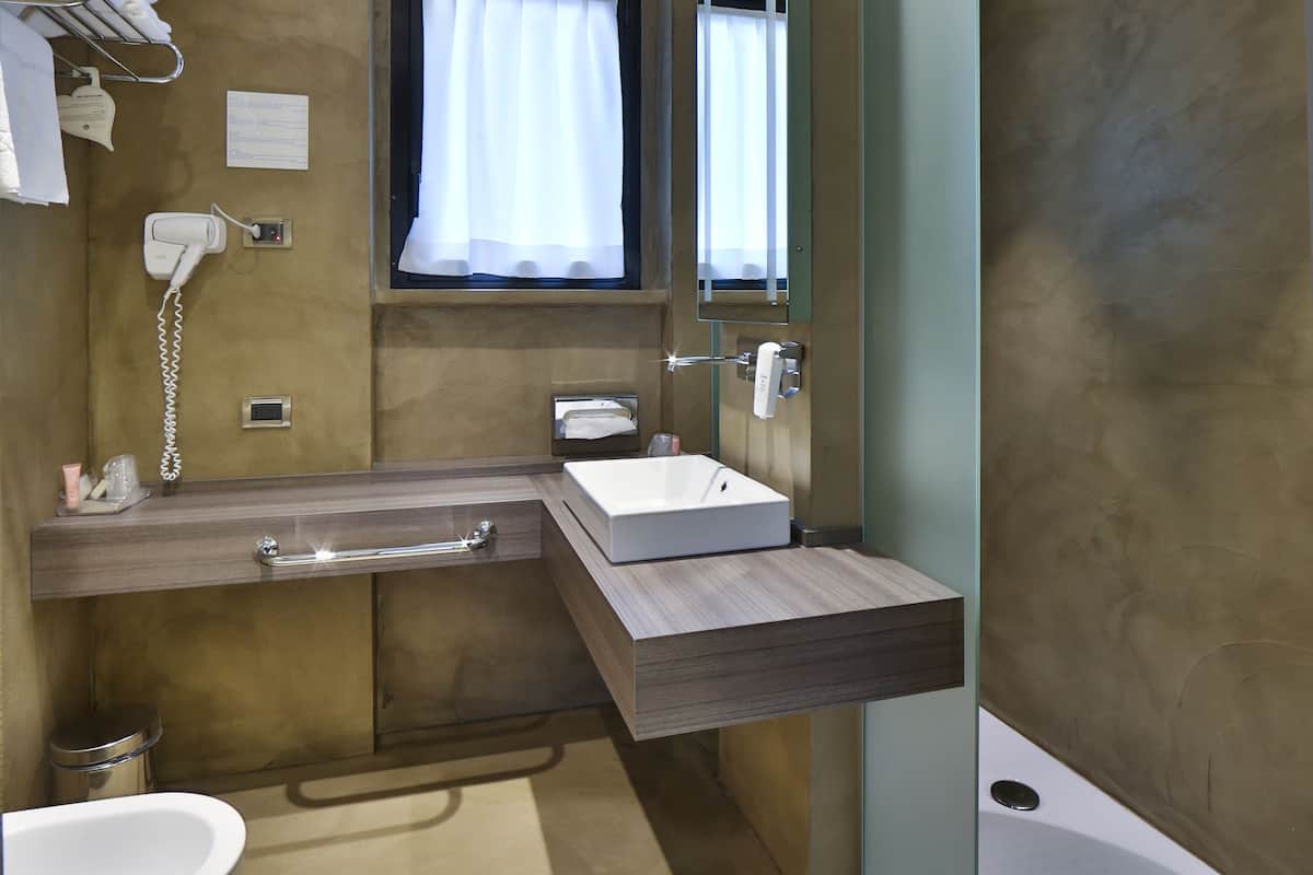 shower, free toiletries, bidet, towels