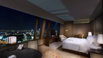 Prestige Club, 1 King Bed | Egyptian cotton sheets, premium bedding, pillowtop beds, minibar