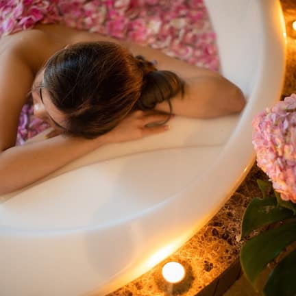 Couples treatment rooms, hot tub, body treatments, aromatherapy