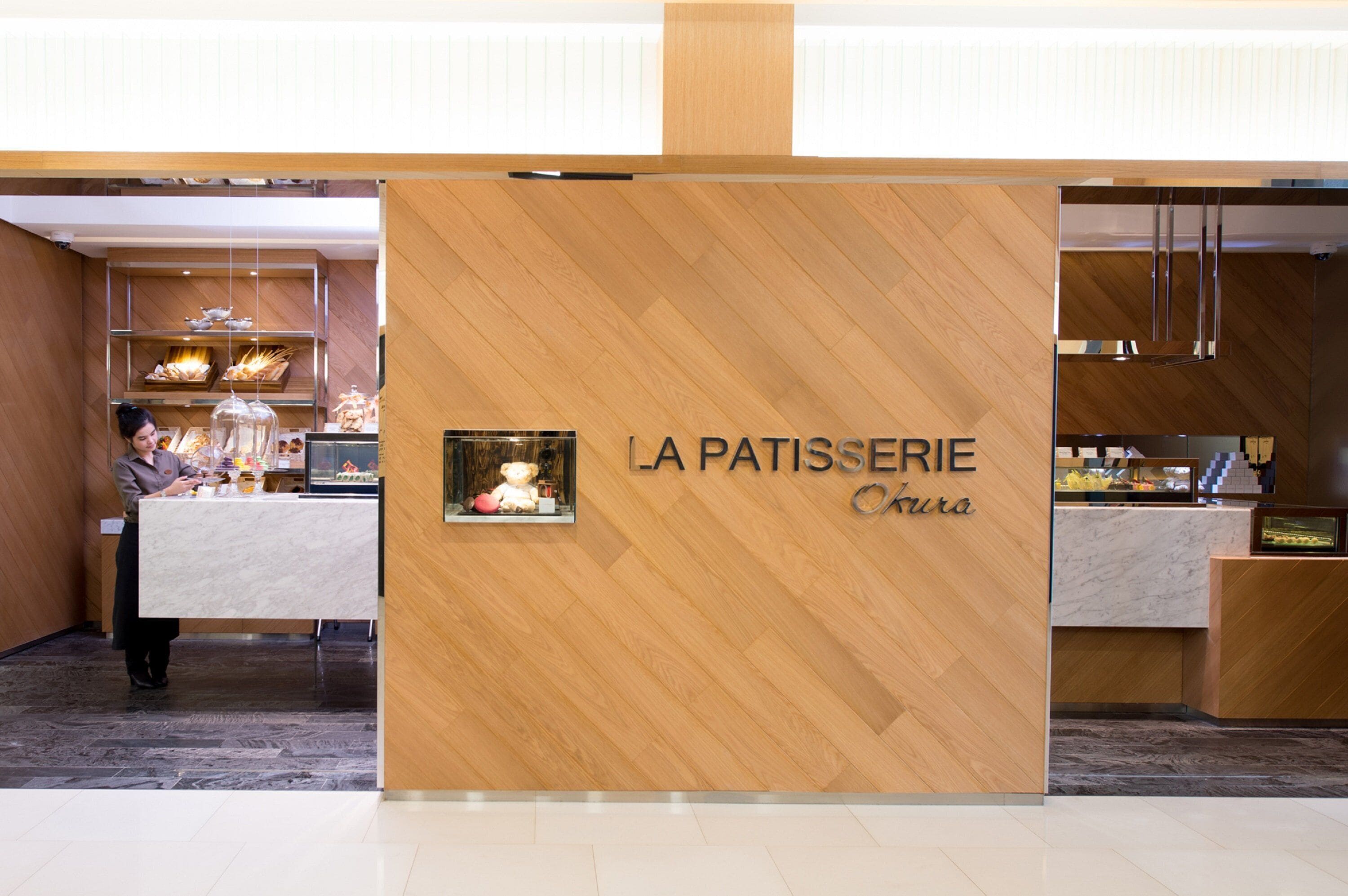Mostrador de una panadería con el letrero "LA PATTISERIE Caux".