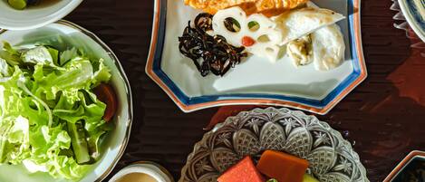 Variedad de platos que incluyen salmón, arroz y diversos vegetales sobre una mesa.