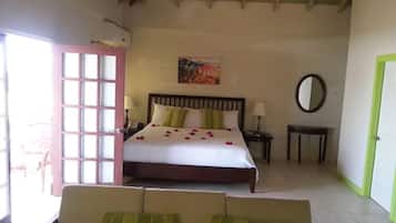 Suite Deluks, pemandangan kolam renang | Brankas, meja kerja, dan setrika/meja setrika
