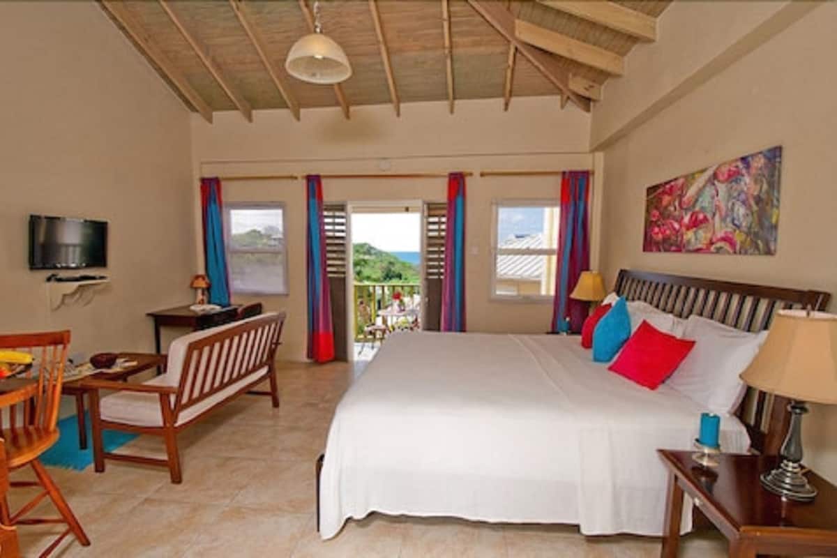 Deluxe Studio | In-room safe, desk, iron/ironing board, rollaway beds