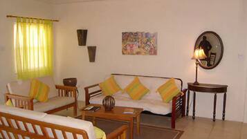 Vila, 2 kamar tidur, pemandangan samudra | Ruang keluarga | Smart TV 32-inci dengan saluran TV kabel dan TV