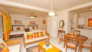 Suite Deluks, pemandangan kolam renang | Area keluarga | Smart TV 32-inci dengan saluran TV kabel dan TV