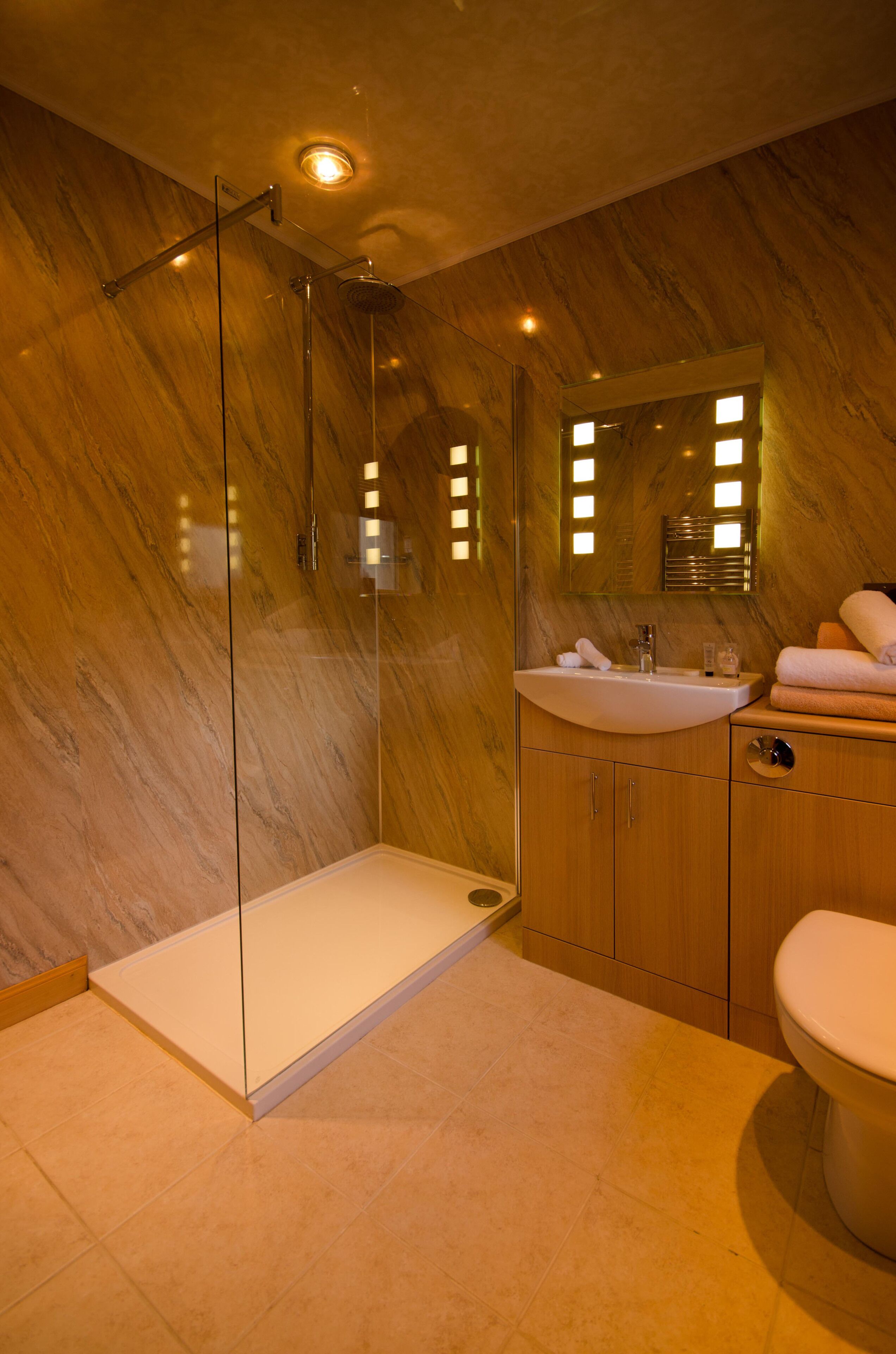 Habitación con 2 camas individuales, baño en la habitación | Baño