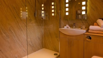 Habitación con 2 camas individuales, baño en la habitación | Baño