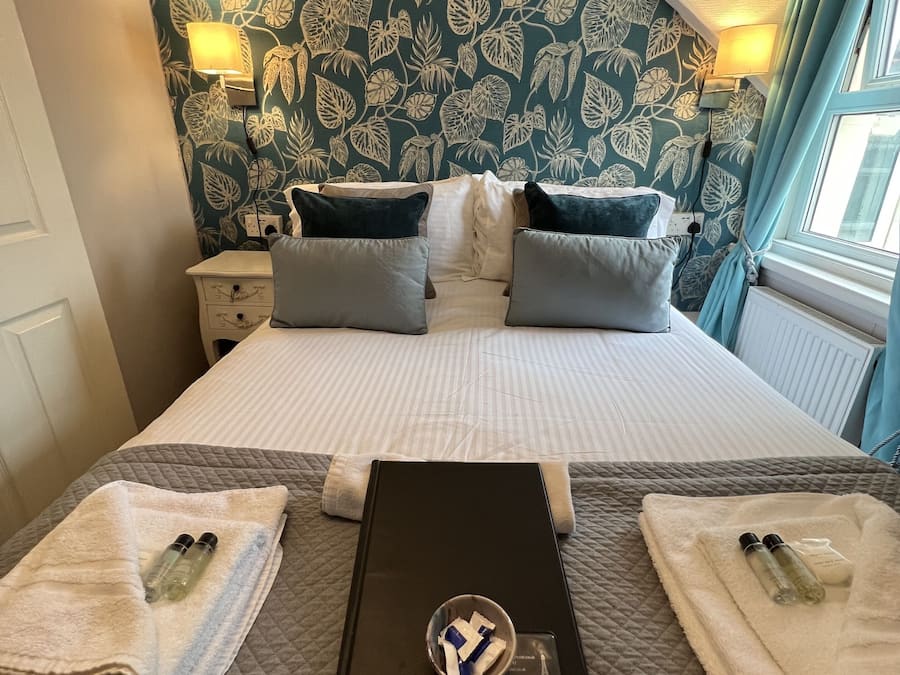 Double Room (Le Chic) | Iron/ironing board, bed sheets