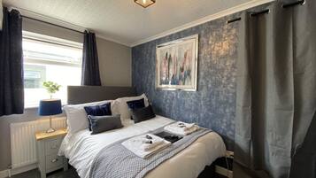 Triple Room (Topaz) | Iron/ironing board, bed sheets